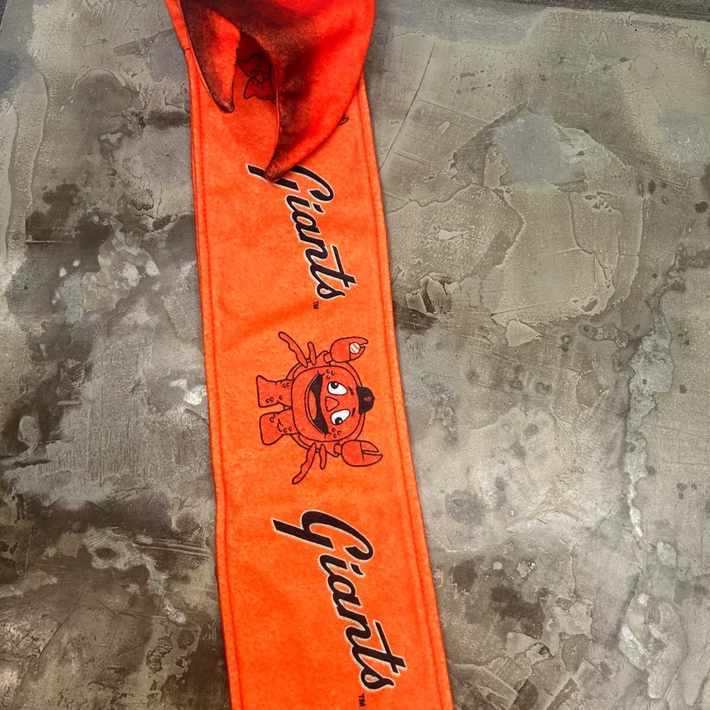I am selling a giants baseball scarf
